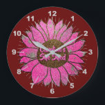 Fügen Sie den Text, den sie mit rosa Sonnenblumen  Große Wanduhr<br><div class="desc">Fügen Sie den Namen & Text,  den Sie gewollt,  zu diesem großen "She Shed Design" -   Sehen Sie meinen Laden für mehr großartige "She Shed Gifts".</div>