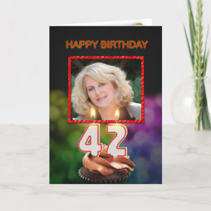 Fügen Sie ein Bild, 42. Geburtstag mit Kuchen und Karte
