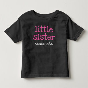 Fügen Sie einen rosafarbenen Text-Little-Dunklen T Kleinkind T-shirt