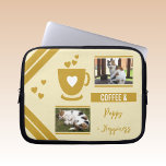 Fügen Sie Fotos Kaffee Liebhaber Gold Creme Laptopschutzhülle<br><div class="desc">Idee der Laptop-Hülle Tier- und Kaffeeliebhaber. Ersetzen Sie die 2 Fotos durch Ihr eigenes und fügen Sie einen Namen hinzu. Gold und Sahne.</div>