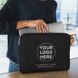 Fügen Sie hier Ihr Logo und Text hinzu. Laptopschutzhülle<br><div class="desc">Diese schlanke Hülle verbindet modernes Schwarz-Weiß-Design mit Ihrem individuellen Logo und Text und bietet sowohl Schutz als auch eine berufliche Optik für Ihren Laptop. Ideal für Firmengeschenke,  Messen oder Werbeveranstaltungen,  garantiert es,  dass Ihre Marke präsentiert wird,  während die Geräte sicher und sicher behalten werden.</div>