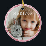 Fügen Sie Ihr eigenes Foto Niedlich Pink Oster Per Keramik Ornament<br><div class="desc">Dieser moderne Urlaub Add Your Own Foto Pink Oaster Personalisierte Keramik Ornament zeigt Ihr Lieblingsfoto personalisiert mit Ihrem Namen umgeben von einem rosa geometrischen Schimmer Muster. Fantastische Geschenkidee für Ostern,  Muttertag,  Geburtstag und Weihnachten für Mama,  Papa,  Bruder,  Schwester,  beste Freunde,  Cousin und mehr.</div>
