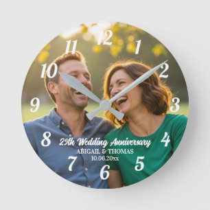 Fügen Sie Ihr eigenes Paar-Foto 25. Hochzeitstag h Runde Wanduhr