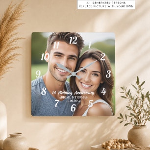 Fügen Sie Ihr eigenes Paar-Foto zum 1. Hochzeitsta Quadratische Wanduhr