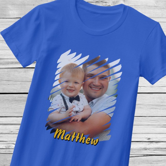 Fügen Sie Ihr Portrait und Ihren Namen hinzu. Pers T-Shirt (Von Creator hochgeladen)