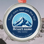 Fügen Sie Ihre Berg- oder Skigebiet-Namen Medaille Ornament Aus Metall<br><div class="desc">Medaille / Ornament mit einem wunderschönen blauen Berg mit sonnigen Hintergrund und die Möglichkeit,  einen Berg oder Skiort Namen hinzuzufügen. Sie können es auch mit Ihrem Namen anpassen.</div>