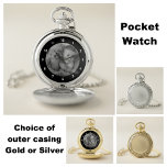 Fügen Sie Ihre Foto-Menüs für Vater schwarz hinzu Taschenuhr<br><div class="desc">Pocket watch Geschenk Sake. Geburtstagsgeschenk für Vater,  oder Vatertag. Ersetzen Sie das Foto durch Ihr eigenes. Mit einem Filter können Sie Ihr Foto in Schwarz/Weiß ändern. Schwarzer Rand mit weißen Zahlen.</div>