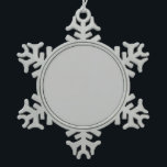 Fügen Sie Ihrem Baum Charm mit fröhlichem Keepake  Schneeflocken Zinn-Ornament<br><div class="desc">Lassen Sie sich von unserer schönen Weihnachtsschmuckkollektion verzaubern. Handgefertigt und personalisiert,  sind unsere dekorativen Ornamente perfekt,  um Ihrem Baum eine einzigartige Touch zu verleihen.</div>