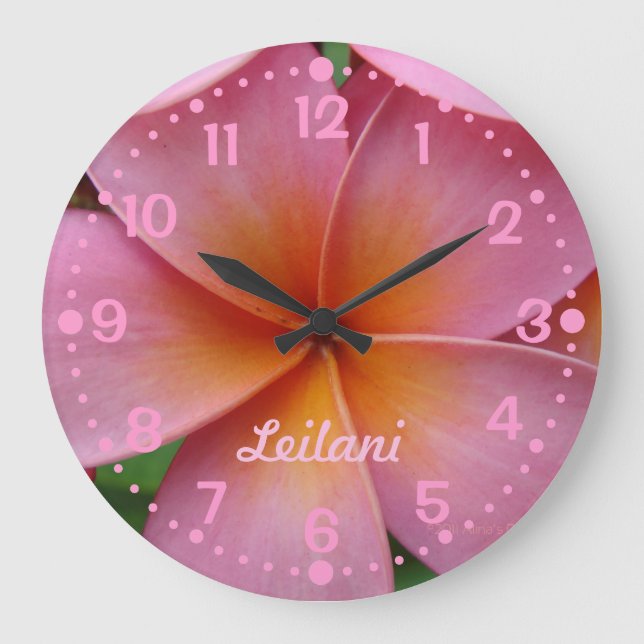 Fügen Sie Ihren Namen Pink Plumeria Blume Clock mi Große Wanduhr (Vorderseite)