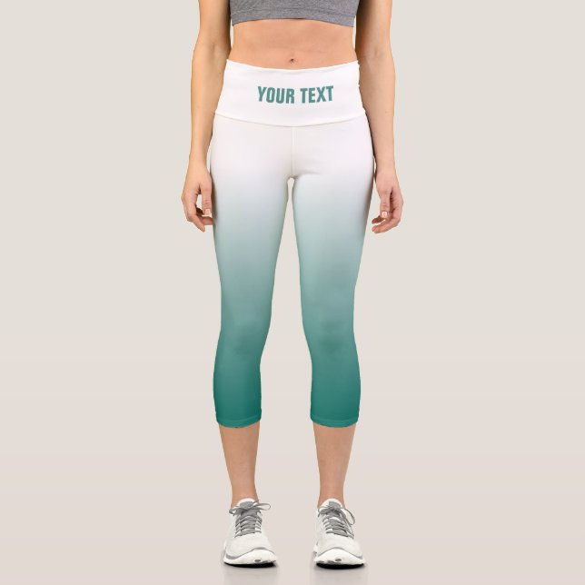 Fügen Sie Ihren Text oder Namen Aquamarine Frauen  Capri Leggings (Vorderseite)
