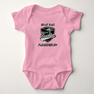 Fuhgeddaboudit Brooklyn Logo-Design Baby Strampler
