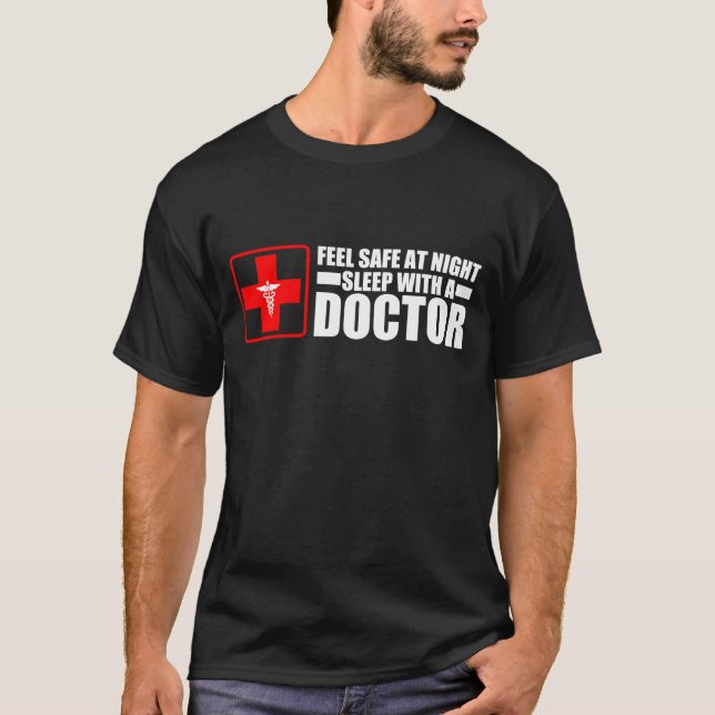 Fühlensicheres am Nachtschlaf mit einem Doktor T-Shirt (Vorderseite)