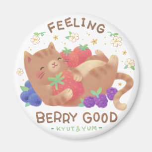 Fühlt sich toll mit Beeren an: Süße Katze mit Beer Magnet
