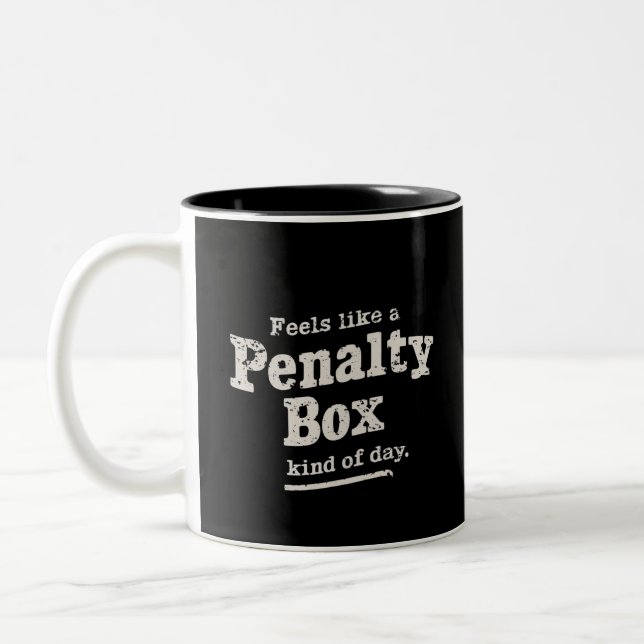 Fühlt sich wie ein Penalty Box Day Hockey Player Zweifarbige Tasse (Links)