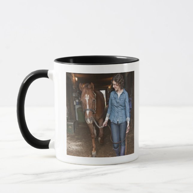 Führendes Pferd der Frau Tasse (Links)