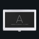Führungskraft Monogram Beruflich Classic Black Visitenkarten Dose<br><div class="desc">Einfach schwarz,  weiß und grau mit Monogramm personalisierter Name und Erstaufdruck auf einem silbernen Visitenkartengehäuse,  perfekt für die berufliche Führungskraft,  die eine moderne und minimalistische Art sucht,  Visitenkarten mit klassischem Etiquette zu präsentieren.</div>