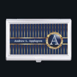 Führungskraft Monogramm - Klassisches Dunkles Blau Visitenkarten Etui<br><div class="desc">Berufliche Visitenkartenhalter für Sie bereit, um Ihre persönlichen Wünsche zu erfüllen. Entworfen in einem Imitat goldener Streifen und marineblau Hintergrund mit einem Imitat goldumkreisen Bereich, um Ihre Monogramm hinzufügen. ✔ HINWEIS: ÄNDERN SIE NUR DIE VORLAGEBEREICHE, DIE SIE BENÖTIGEN! 😀 Sie können den Text bei Bedarf entfernen und neu hinzufügen, was...</div>
