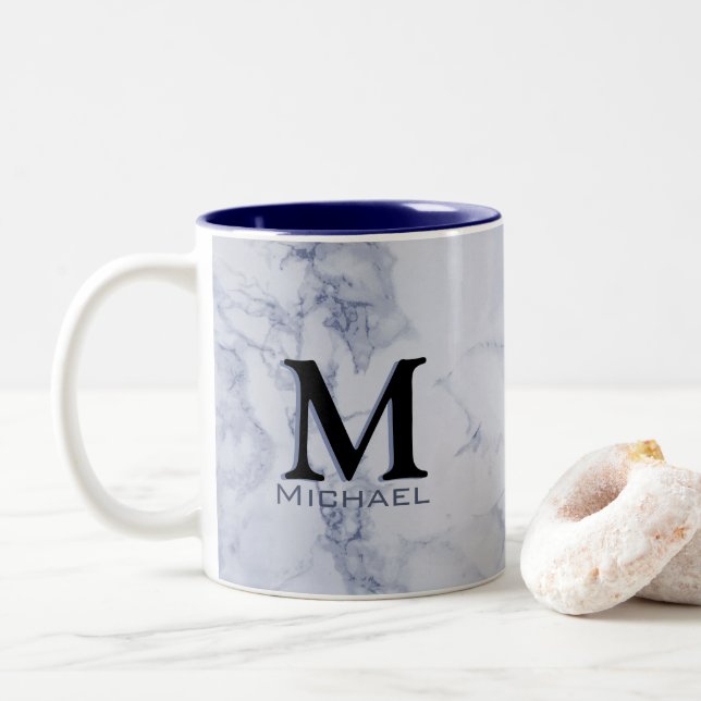 Führungskraft-Monogramm-weißer blauer Marmor Zweifarbige Tasse (Mit Donut)