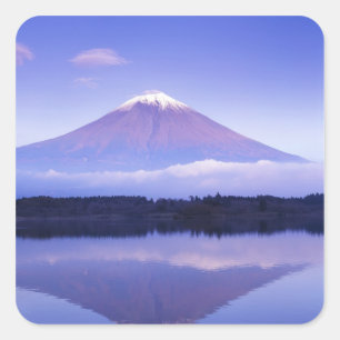 Fuji mit Lenticular Cloud, Motosu Lake Quadratischer Aufkleber