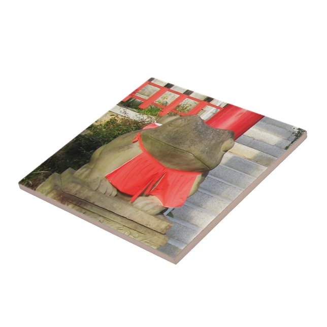 Fuku Kaeru 福 か え Fortune Frog mit Red Yodarekake Fliese (Seite)