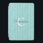 Fun Aquamarin Türkis Blue Glitzer Streifen Monogra iPad Mini Hülle<br><div class="desc">Fun Aquamarin Türkis Blue Glitzer Streifen Monogram Abdeckung mit aquamarinen blauen Imitate Glitzer Streifen und Platz für Ihre benutzerdefinierte Monogramm und Name. Einfach mit Text, Schriftart und Farben anpassen. Erstellt von Zazzle pro Designer BK Thompson © exklusiv für Cedar und String; bitte kontaktieren Sie uns, wenn Sie Hilfe benötigen, Fragen...</div>