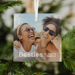 Fun Besties Foto & Name/s Keepake-Geschenk Ornament Aus Glas<br><div class="desc">Design setzt sich aus lustiger weißer Retro-Typografie und Ihrem beliebtesten Foto zusammen! Ein wunderbares Weihnachtsgeschenk für Ihren besten Freund in dieser Ferienzeit.</div>