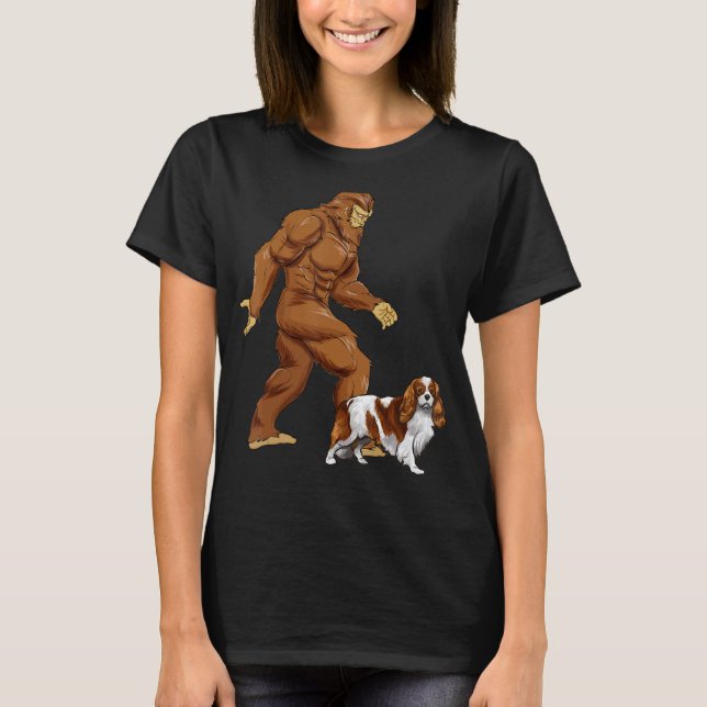 Fun Bigfoot Walking Cavalier King Charles Spaniel T-Shirt (Vorderseite)