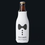 Fun Black Krawatte Trauzeuge Gastgeschenk Hochzeit Flaschenkühler<br><div class="desc">Diese Schaumflaschenkühler sind speziell für den Trauzeuge entwickelt worden. Sie zeichnen sich durch ein lustiges Design einer schwarzen Krawatte mit drei Tasten auf weißem Hintergrund aus, die einem Tuxedo ähneln. Der Text lautet "Trauzeuge" und hat Platz für seinen Namen sowie das Hochzeitspaar & Datum. Verwendung bei Bier, Soda oder anderen...</div>