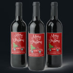 Fun Calligrafy Christmas Vintag Truck Red Weinetikett<br><div class="desc">Moderne Fun Calligrafie Skript Frohe Weihnachten Wasserfarbe Vintager roter LKW mit Weihnachtsbaum Wein Flasche Etikett - Roter Hintergrund</div>