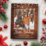 Fun Calligraphy Rustic Wood Lights Foto Holiday Postkarte<br><div class="desc">Moderne Fun Calligraphy Script Happy Holidays Family Foto Holiday Postcard - Rustikales Land Holz mit String Lights</div>