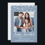 Fun Calligraphy String Lights Foto Blue Hanukkah Feiertagskarte<br><div class="desc">Modern Fun Calligraphy Script Happy Hanukkah Family Foto Holiday Card - Dusty Blue mit String Lights</div>