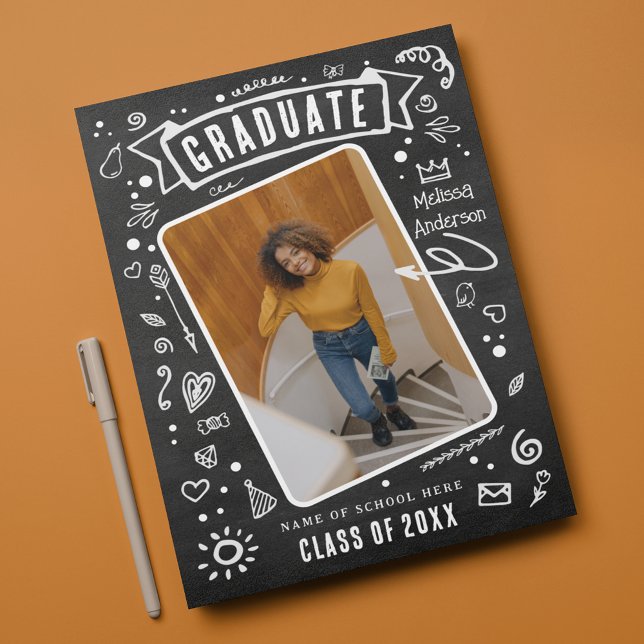 Fun Chalkboard Doodle Foto Abschluss Ankündigung (Von Creator hochgeladen)