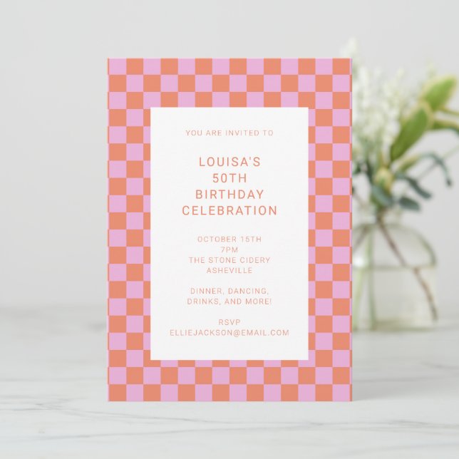 Fun Checkerboard Rosa Orange Geometric Geburtstag Einladung (Stehend Vorderseite)