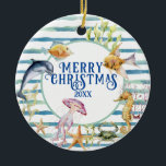 Fun Coastal Beach Thema Frohe Weihnachten, Foto Keramik Ornament<br><div class="desc">Schönes tropisches Thema Weihnachtsschmuck mit weißem Hintergrund und Küstentheater Kranz mit Muscheln,  Seestern und mehr. Copy sagt Frohe Weihnachten. Laden Sie Ihr Foto auf die Rückseite!</div>