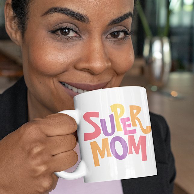 Fun Colorful Super Mama Word Art Zitat Kaffeetasse (Von Creator hochgeladen)