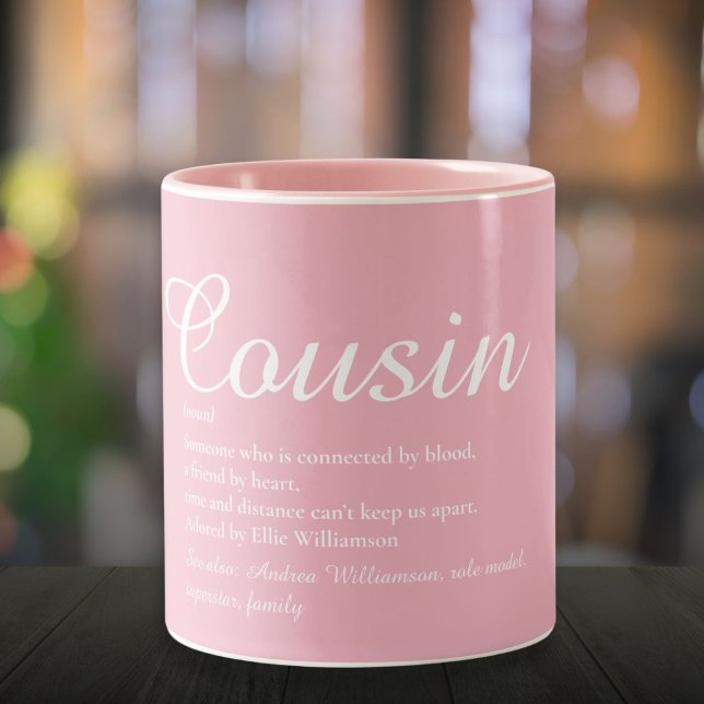 Fun Cousin Definition Elegantes Script Girly Pink Zweifarbige Tasse (Fun Cousin Definition Elegant Script Girly Pink Two-Tone Coffee Mug)