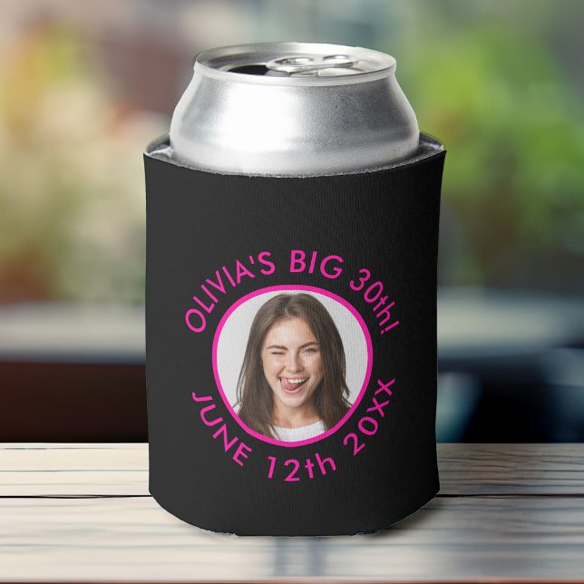 Fun Custom 30. Portrait 2 Foto Geburtstagsparty Dosenkühler (Black birthday can cooler with a circular photo frame and custom surrounding text in pink.)