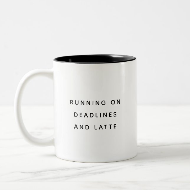 Fun Deadlines Coworker Latte Cute Trendy Quote Zweifarbige Tasse (Links)
