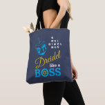 Fun Dreidel wie ein Boss Hanukkah<br><div class="desc">Spaß, stilvolle DREIDEL WIE EIN BOSS Hanukkah Tote Bag entworfen mit blauem dreiel und blau, gelb und weiß Typografie. In der rechten oberen Ecke können Sie die Namen der vier dreidimensionalen Seiten in einem Wortpuzzle-Format lesen (HEI kann bei Bedarf in HEY oder HAY geändert werden). In der O von BOSS...</div>