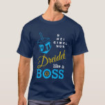 Fun Dreidel wie ein Boss Hanukkah T-Shirt<br><div class="desc">Spaß, stilvolles DREIDEL WIE EIN BOSS Hanukkah T - Shirt, entworfen mit blauem dreiel und blau, gelb und weiß Typografie. In der rechten oberen Ecke können Sie die Namen der vier dreidimensionalen Seiten in einem Wortpuzzle-Format lesen (HEI kann bei Bedarf in HEY oder HAY geändert werden). In der O von...</div>