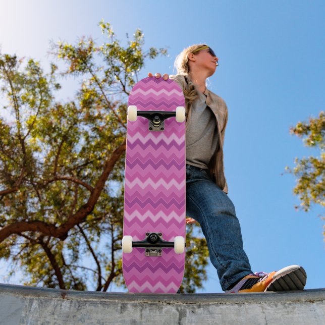 Fun Edgy Pink Zig Zag Skateboard (Außen 1)