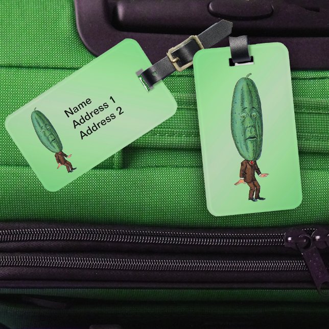 Fun Fantasy Green Pickle Head Man in Anzug Gepäckanhänger (Funny man brown suit big green pickle head with face on green luggage tags.)