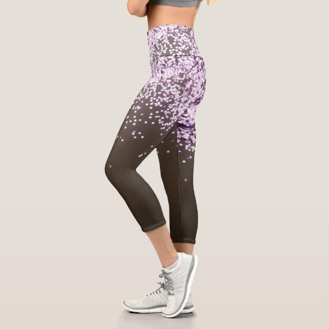 Fun Festive Pink Confetti auf Brown Capri Leggings (Links)