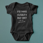 Fun First Vatertag Geschenk von Kids Spaß Black Baby Strampler<br><div class="desc">Das lustige Sprichwort des Ersten Vaters: "Ich bin dein Vatertagsgeschenk - Mama sagt,  du bist willkommen ".Dieser moderne Kleinkind-T - Shirt ist perfekt für den Vater,  der sein Kind so sehr wie seine Lieben Liebe und schätzt seine Dame. Grosses und lustiges Typografie-Design.</div>
