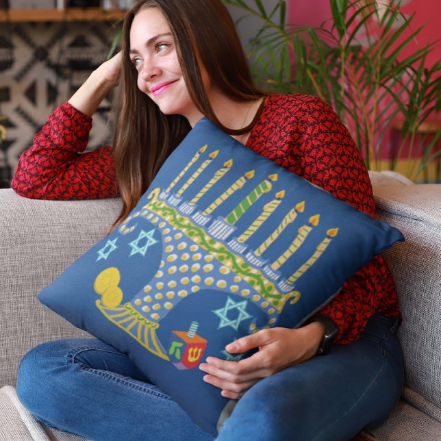 Fun Folk Art Hanukkah Menorah Kissen (Von Creator hochgeladen)