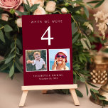 Fun Foto Burgundy Red Wedding Tischnummer<br><div class="desc">Mit den bordeauxroten Tischnummer-Karten, die jede Tischnummer den Fotos der Braut und des Bräutigams im gleichen Alter entsprechen, können Sie sich bei der Gestaltung der Hochzeitsfeier amüsieren. Zum Beispiel, für Tabelle 4, personalisieren Sie die Tischnummer mit "4" und fügen Sie Fotos der Braut und Bräutigam, wenn sie 4 Jahre alt...</div>