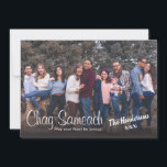 Fun Foto Vorlage Jüdische Flat Holiday Card<br><div class="desc">Was für eine lustige Art, Ihre Familie und Freunde zu begrüßen! Schicken Sie ihnen eine personalisierte Grußkarte mit Ihrem eigenen Foto. Laden Sie einfach Ihr eigenes Foto hoch und ändern Sie den Familiennamen in Ihr eigenes. Auf der Karte können Sie Ihre eigene fröhliche Fest-Nachricht schreiben, oder Sie können den Text...</div>