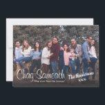 Fun Foto Vorlage Jüdische Flat Holiday Card<br><div class="desc">Was für eine lustige Art, Ihre Familie und Freunde zu begrüßen! Schicken Sie ihnen eine personalisierte Grußkarte mit Ihrem eigenen Foto. Laden Sie einfach Ihr eigenes Foto hoch und ändern Sie den Familiennamen in Ihr eigenes. Auf der Karte können Sie Ihre eigene fröhliche Fest-Nachricht schreiben, oder Sie können den Text...</div>