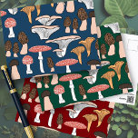 Fun Fungi Mushroom Pattern Postkarte<br><div class="desc">Genießen Sie dieses skurrile Muster auf dieser farbenfrohen Karte. Sie können immer Ihren eigenen Text hinzufügen. Lass mir Bescheid,  wenn du etwas Maßgeschneidert haben möchtest. Wenn du es kaufst,  danke! Stellen Sie sicher,  dass Sie ein Bild auf Instagram von ihm in Aktion teilen und mich @shoshannahscribbles markieren:)</div>