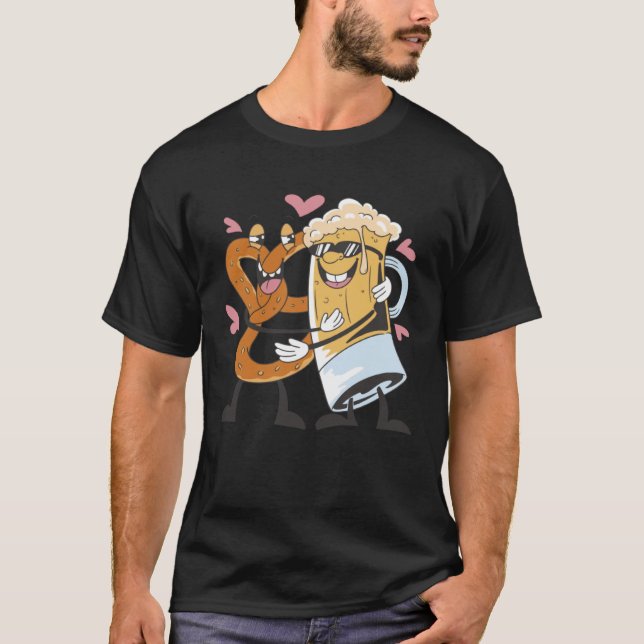 Fun German pretzel with beer design for party holi T-Shirt (Vorderseite)